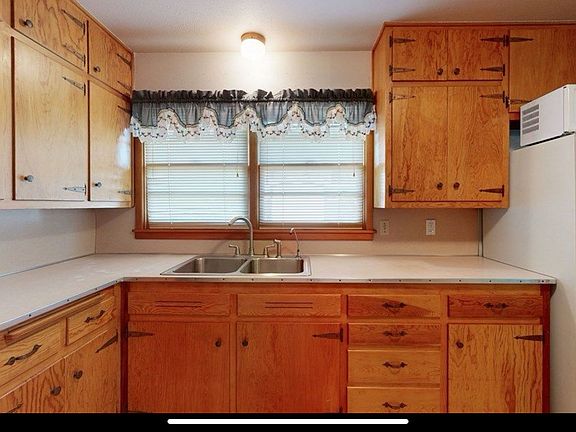 4th image of 2427 Beechwood St