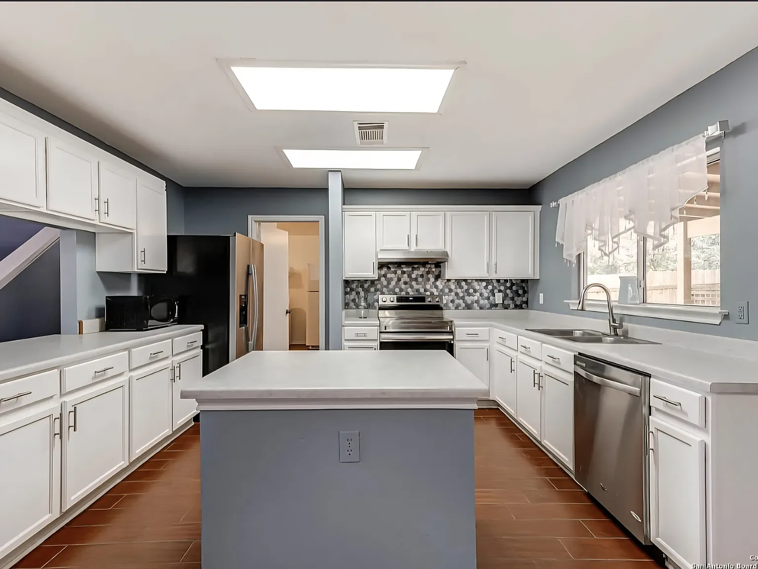 3 bed, 2096 sqft, $2,025 — Photo 4