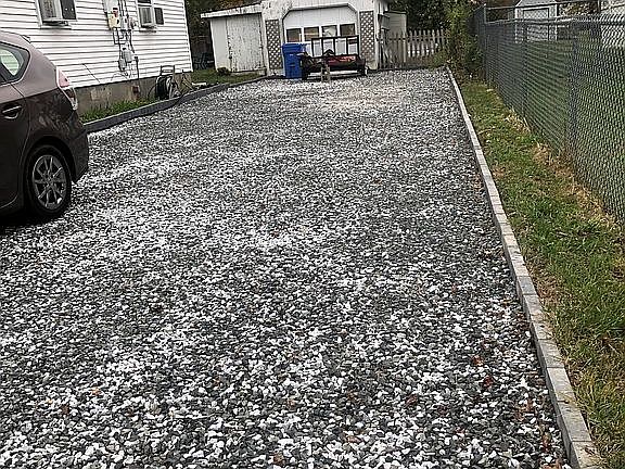 Gravel driveway) (6+ car)