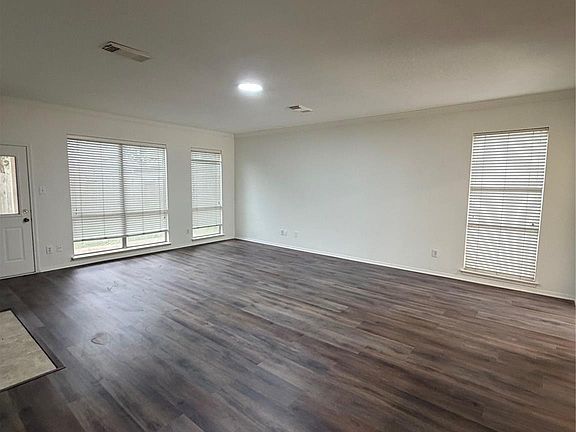 4th image of 3615 Slocom Dr