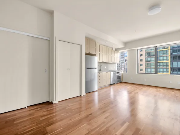 1333 Georgia St W #1113, Vancouver, BC V6E 4V3