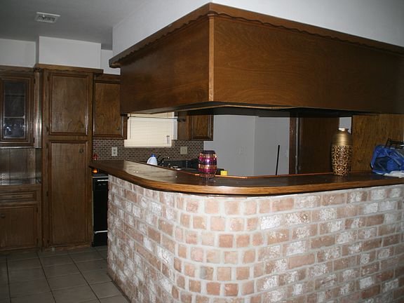 BAR BETWEEN KITCHEN & DEN