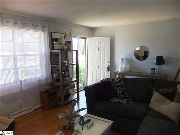 2nd image of 8 Wentworth St