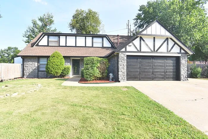 4 bed, 2.5 bath, 2724 sqft, $2,500 — Photo 1