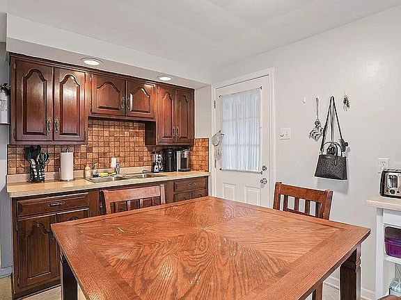 3rd image of 3715 Deveaux St