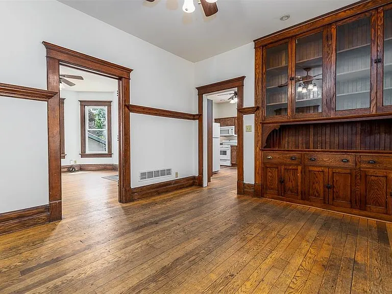 910 University Ave — Photo 22
