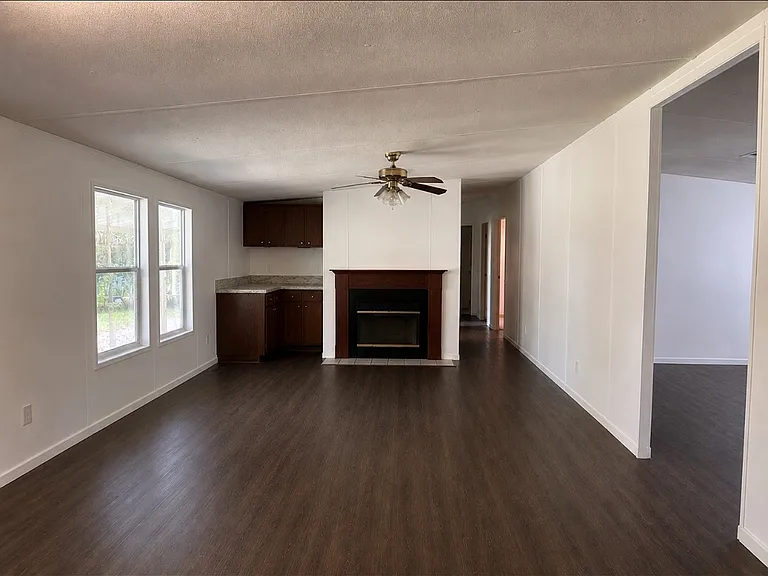 1321 Peach St — Photo 1