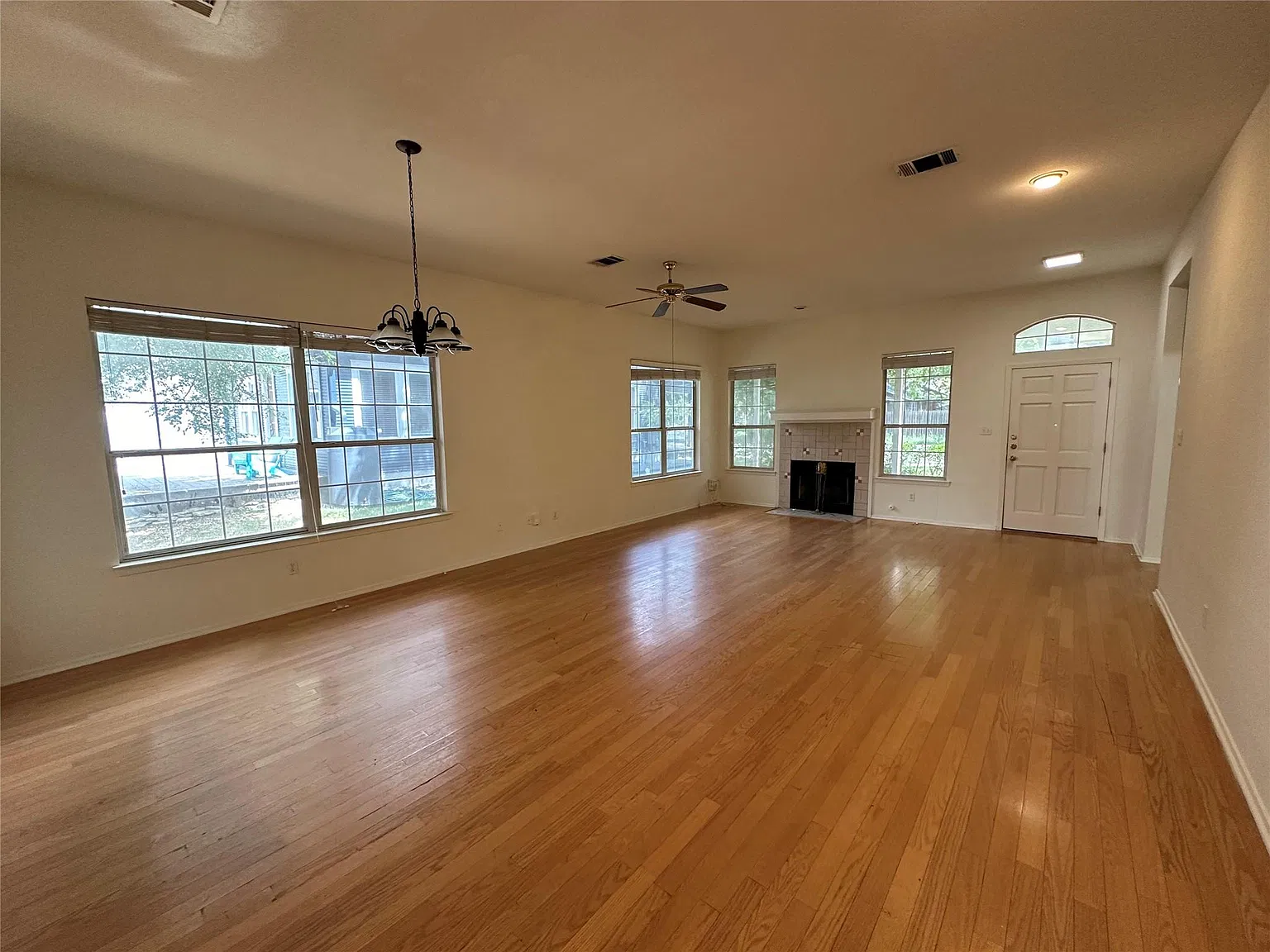 4 bed, 3.0 bath, 1662 sqft, $4,200 — Photo 4