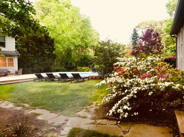 https://photos.zillowstatic.com/fp/d0414e8fc5e6b71ff73b89a0af6a0fe7-p_e.webp
