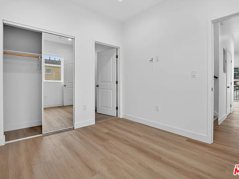 11444 Oxnard St #1/2 — Photo 23