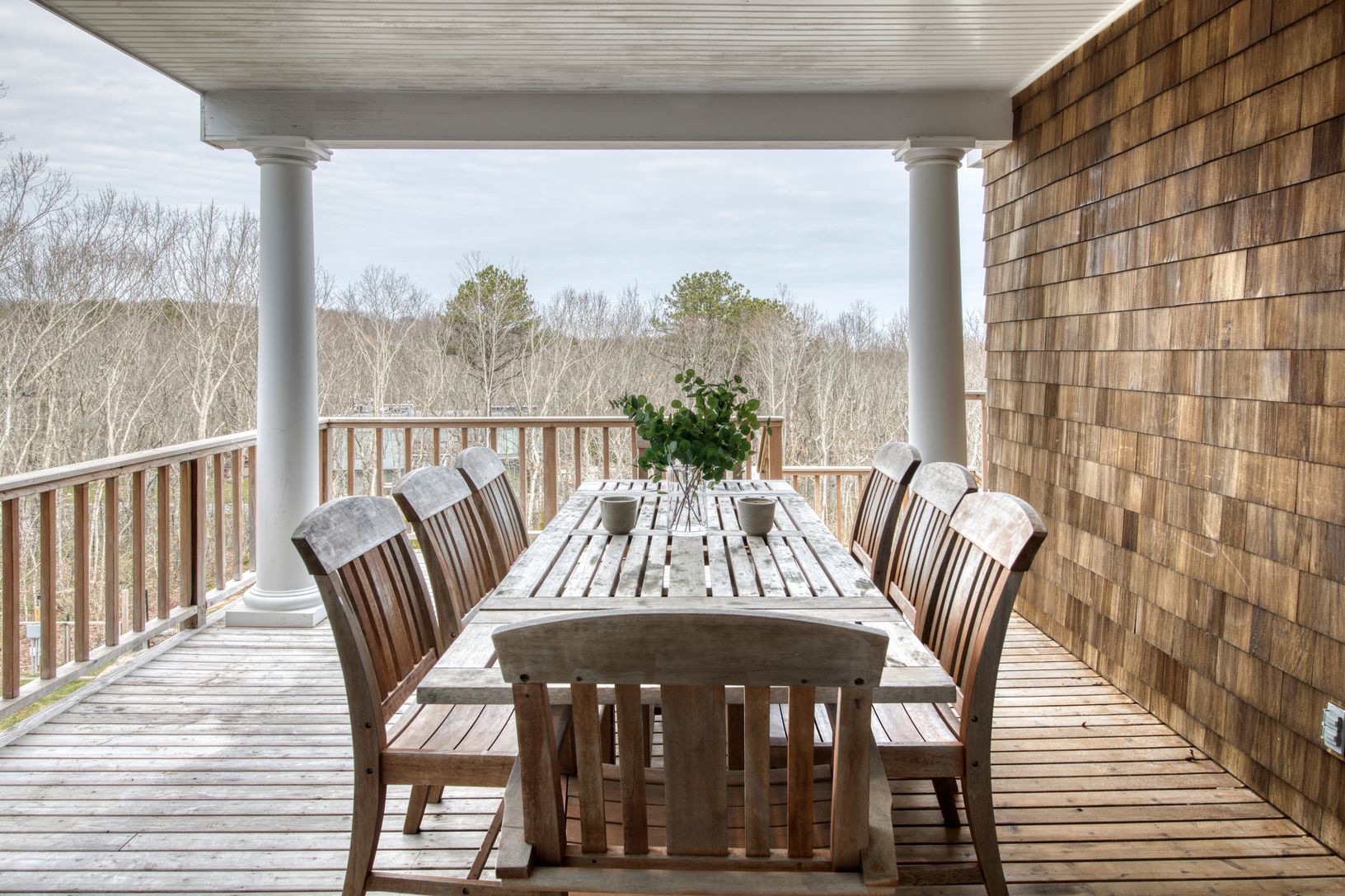  Outdoor dining terrace
