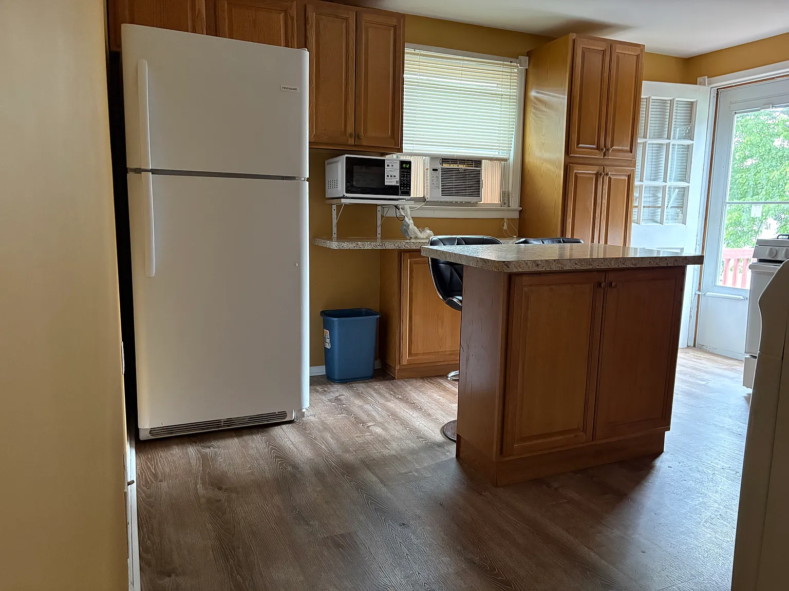 3 bed, 952 sqft, $2,950 — Photo 3