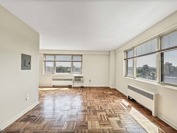 3rd image of 11820 Edgewater Dr APT 620