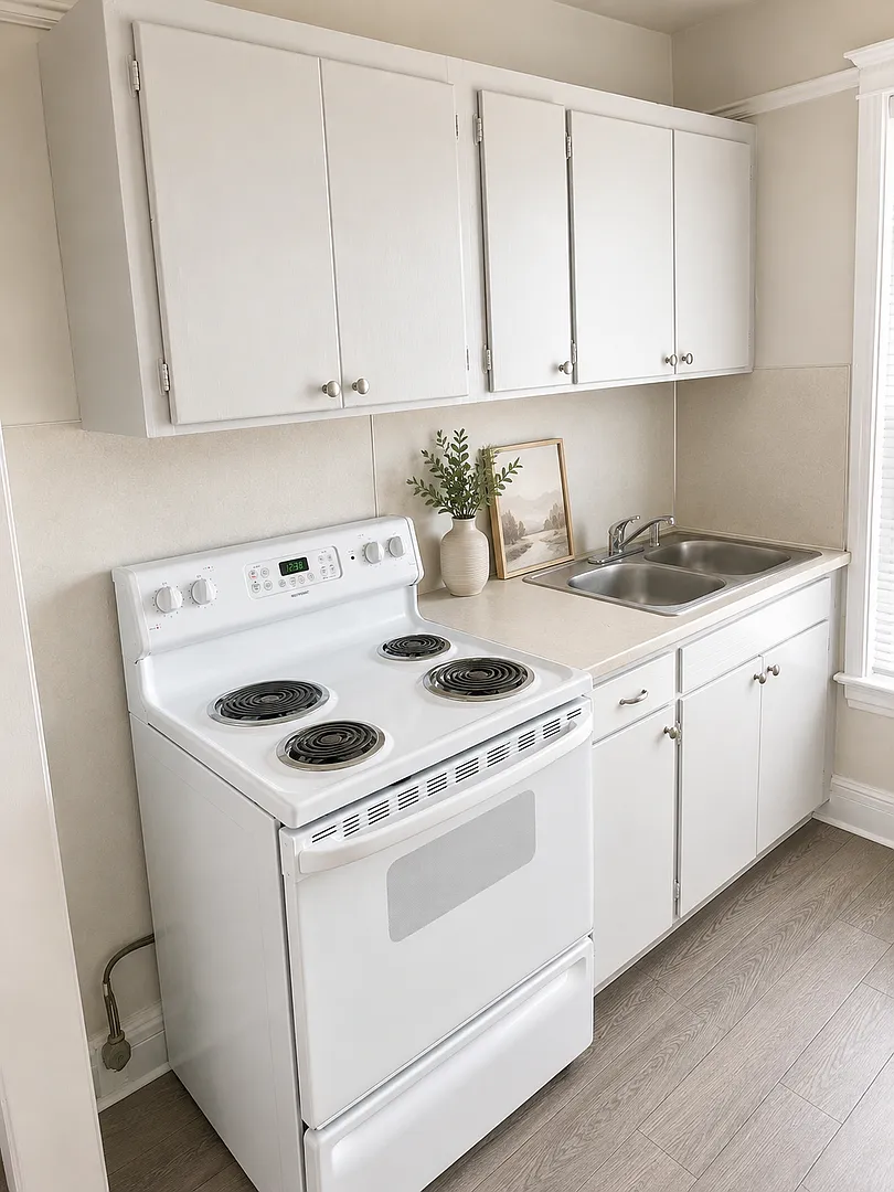 Cozy Renovated Studio! Nassau Apartments Is a Great Place To Call Home! — Photo 4