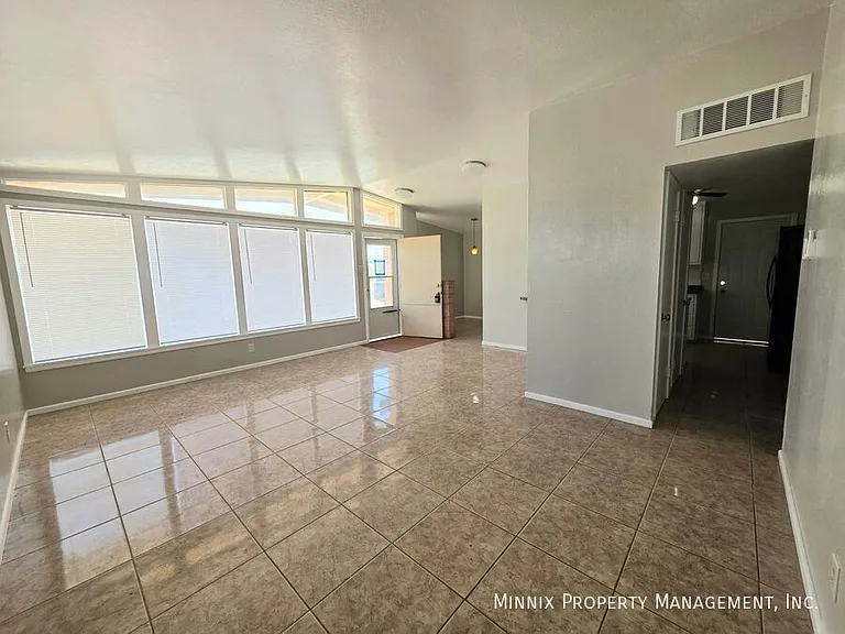 3202 W Illinois Ave — Photo 3