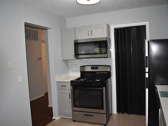 3rd image of 584 Williamsburg Ct APT C-1