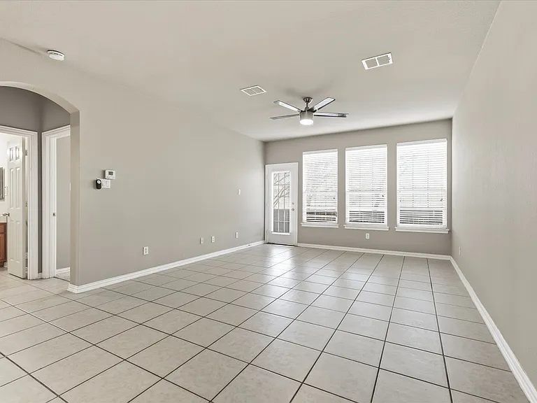 1725 Brookview Dr — Photo 2