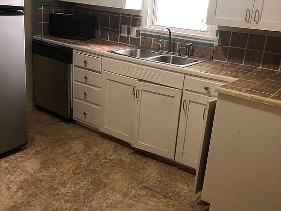 5th image of 518 E Elgin St