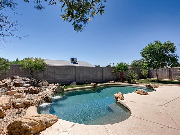 3rd image of 1031 W Tonopah Dr