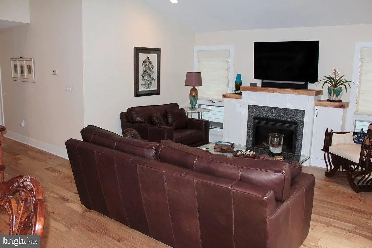 3 bed, 2.0 bath, 1700 sqft, $2,500 — Photo 3