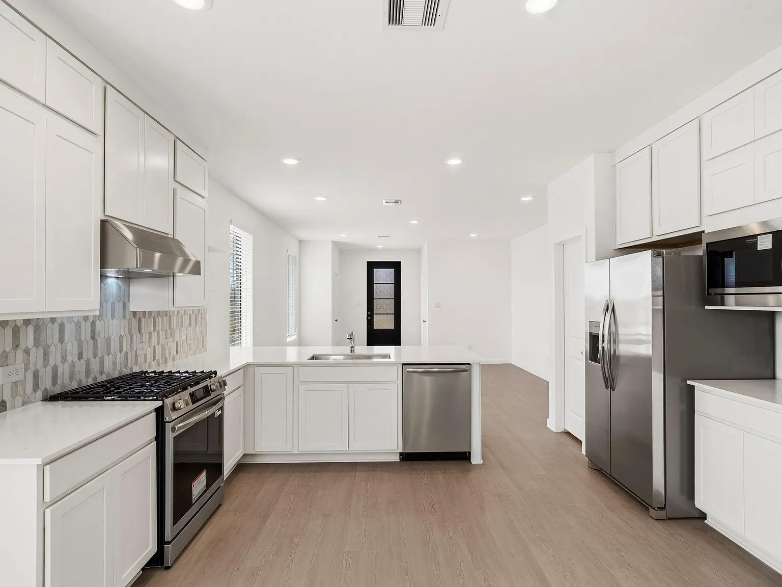 3 bed, 2.0 bath, 1572 sqft, $2,000 — Photo 3