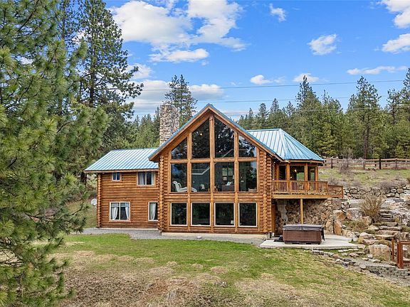 A log home in this setting offers timeless beauty and enduring appeal.>