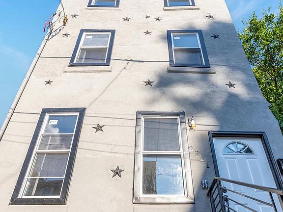 3rd image of 2221 N Franklin St #2