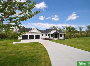 6372 Majestic Oaks Rd, Fort Calhoun, NE 68023