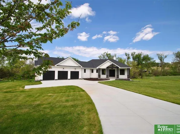 6372 Majestic Oaks Rd, Fort Calhoun, NE 68023