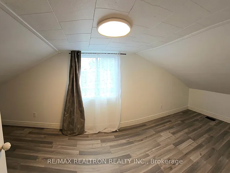 23 Ella St S — Photo 15