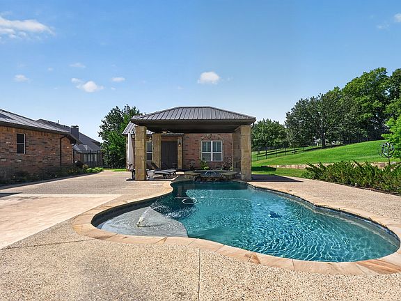 5th image of 102 W Carruth Ln
