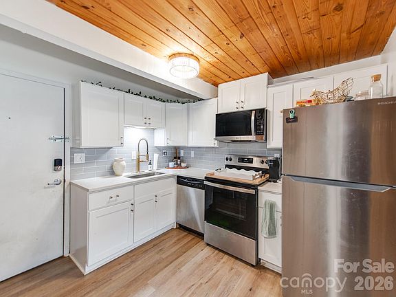 3rd image of 201 S Hoskins Rd APT 122