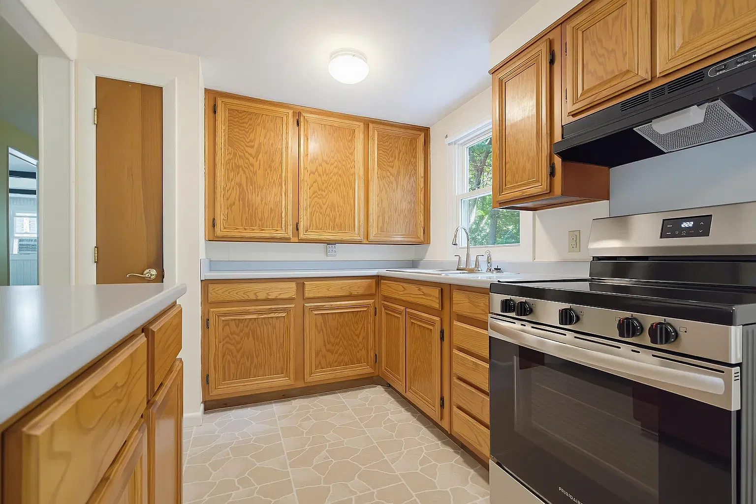 5 bed, 1984 sqft, $4,450 — Photo 2