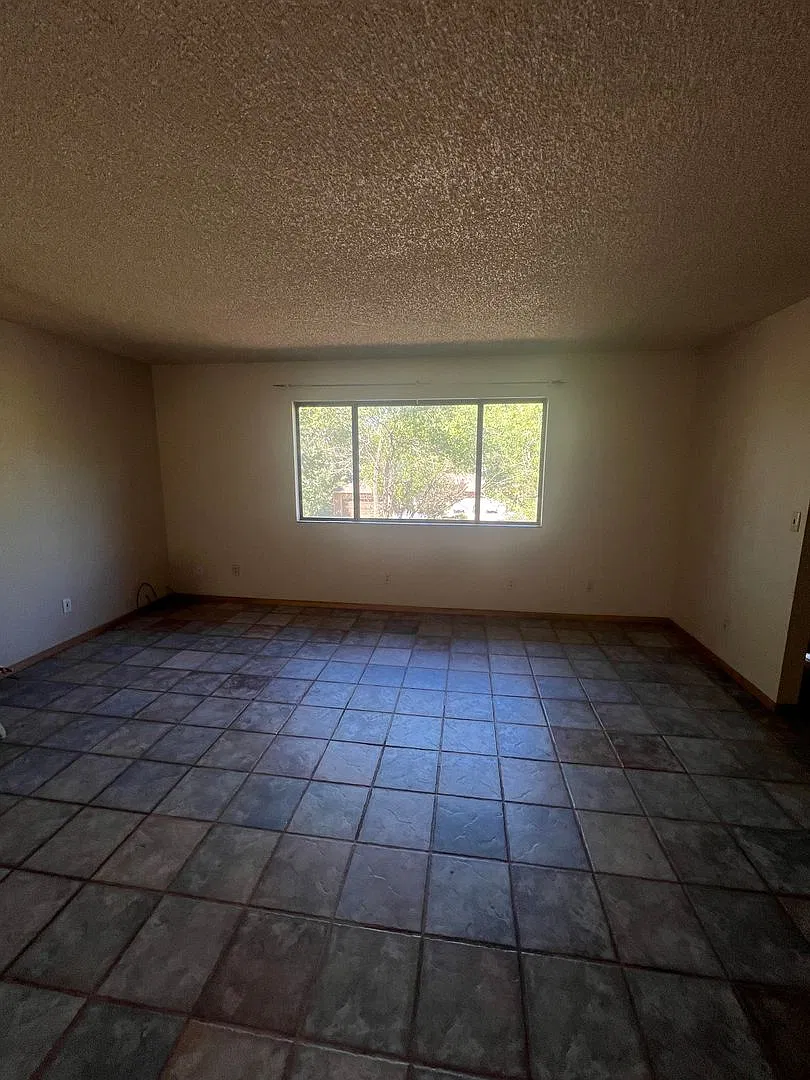Large 3 Bed/2 Bath HOUSE in East Flag - $2,200.00!! — Photo 3