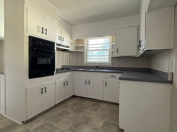 2nd image of 1401 Lord Anson Dr