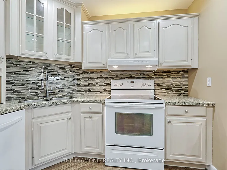 3927 Bloor St W — Photo 6