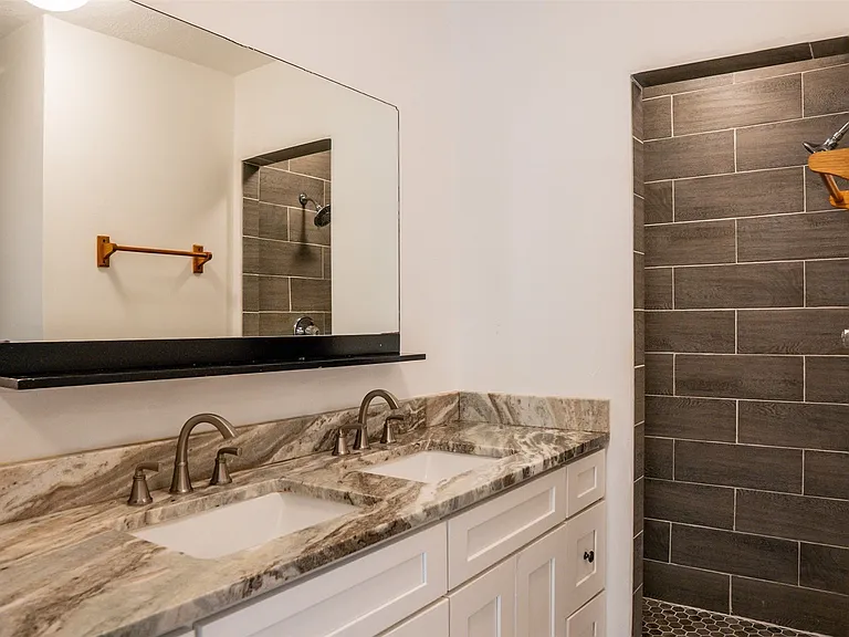 2323 Huntington Green Ct — Photo 18