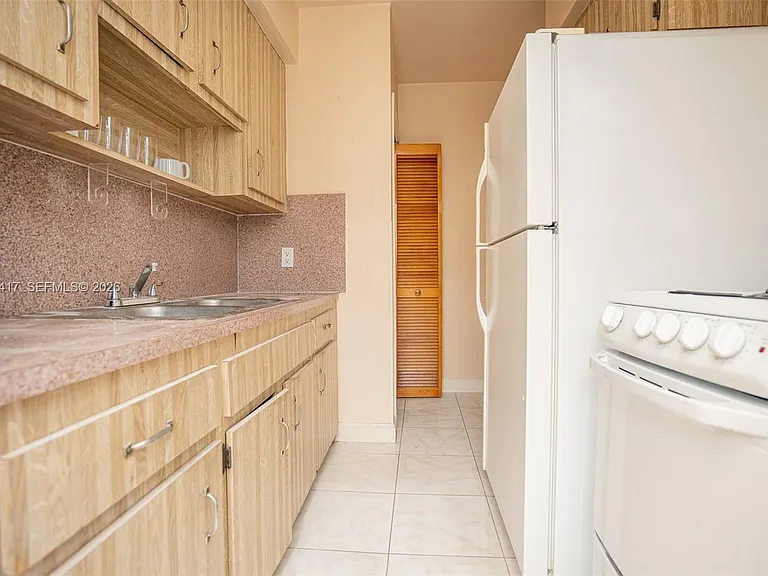 637 SW 11th St #6W — Photo 23