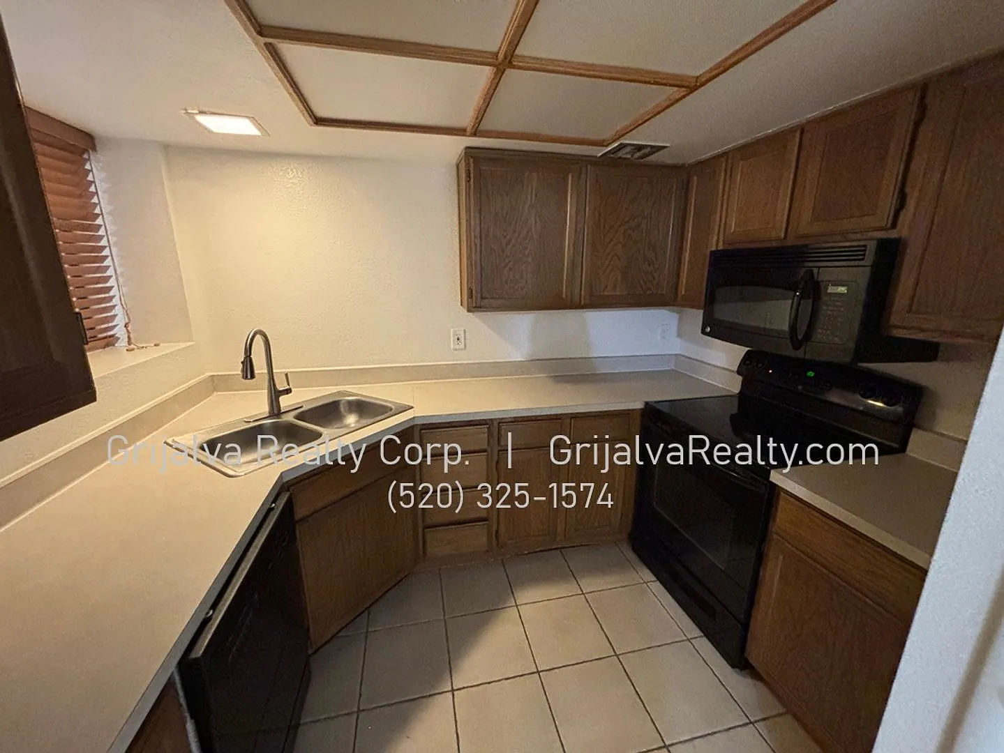 Beautiful Multi-Story Townhouse Near Tucson Racquet Club *Move-In Special* (Prince/Country Club) — Photo 4