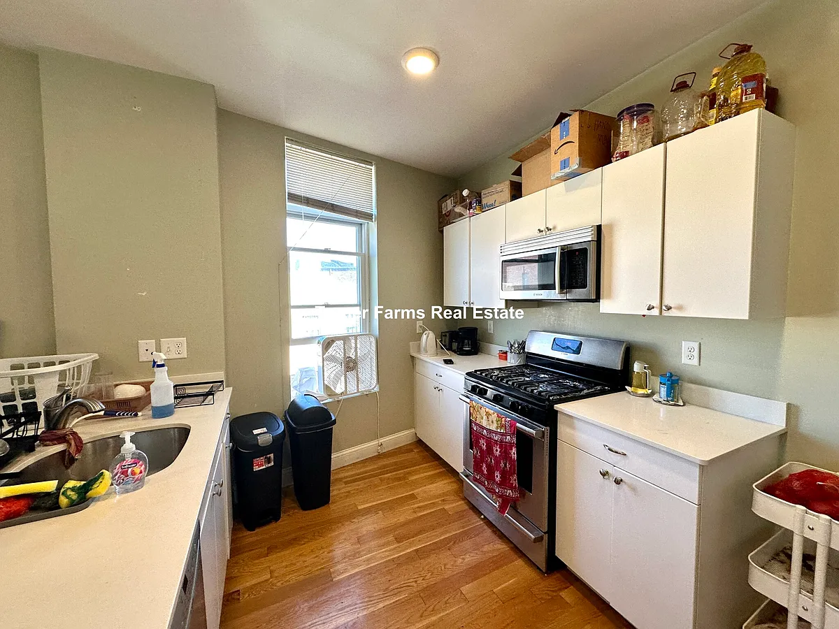 Building Photo - 10 Roxbury St #5A