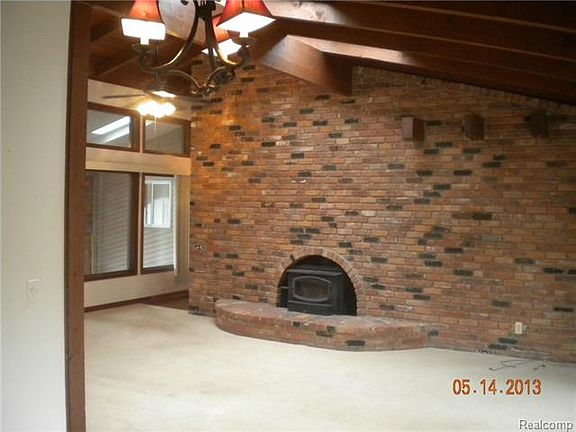 4th image of 877 Long Lake Dr