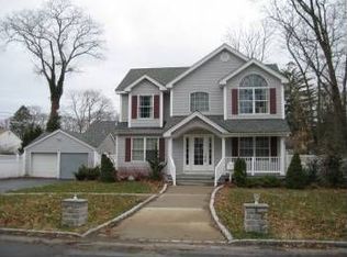 215 Pine Dr, Bay Shore, NY 11706