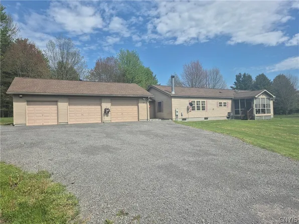 46 Craw Rd, Central Square, NY 13036