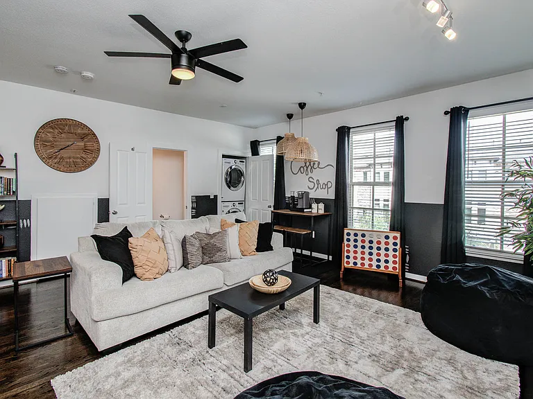 2216 Chenevert St #16 — Photo 7