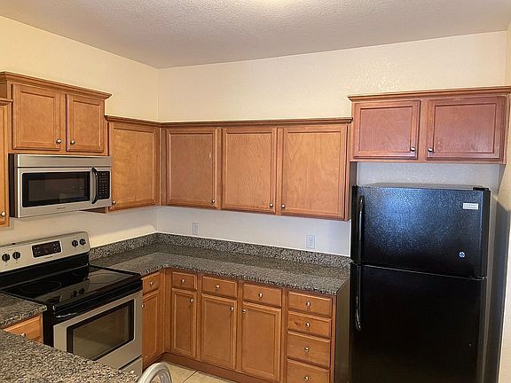 5th image of 986 Leigh Ann Ln