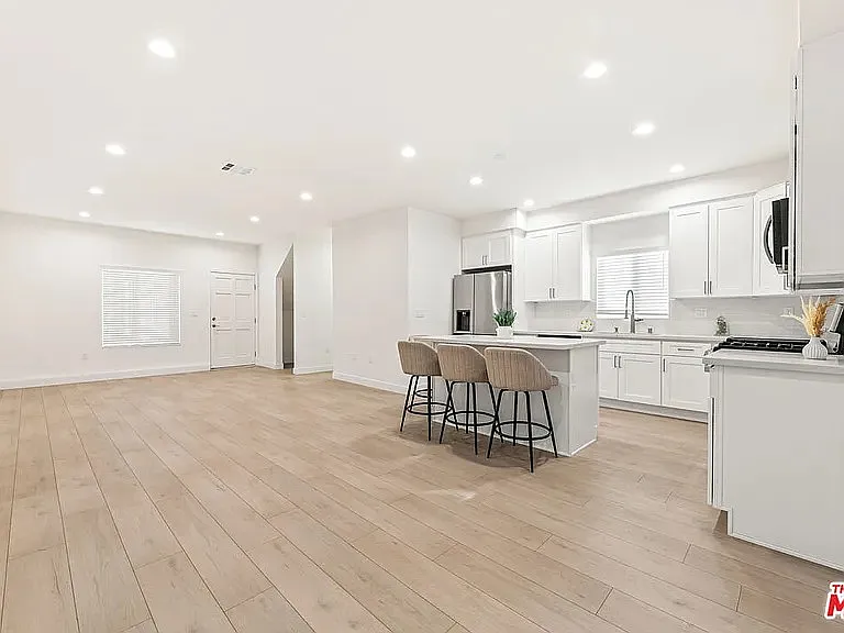 2 bed, 2.5 bath, 1200 sqft, $3,450 — Photo 4