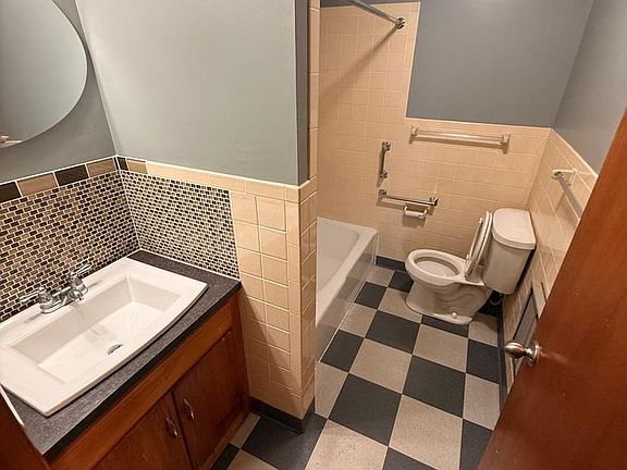 4th image of 122 Main St APT 1