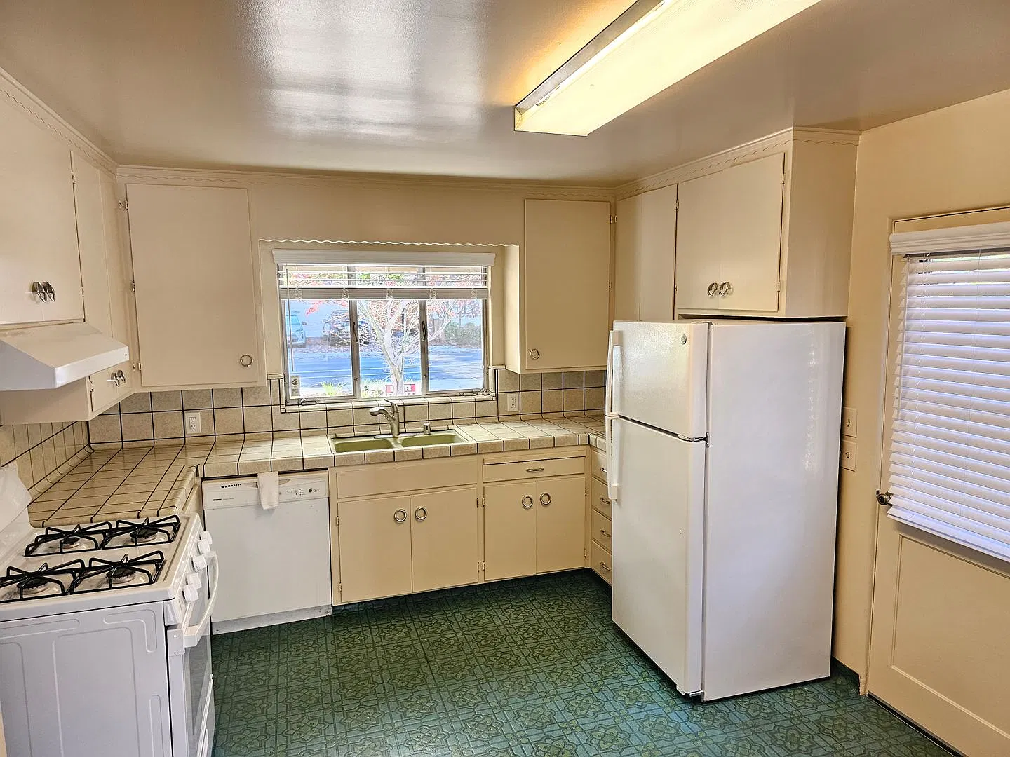 Charming 3 Bed 1.5 bath home in beautiful Leland Manor Neighborhood Available Now — Photo 2