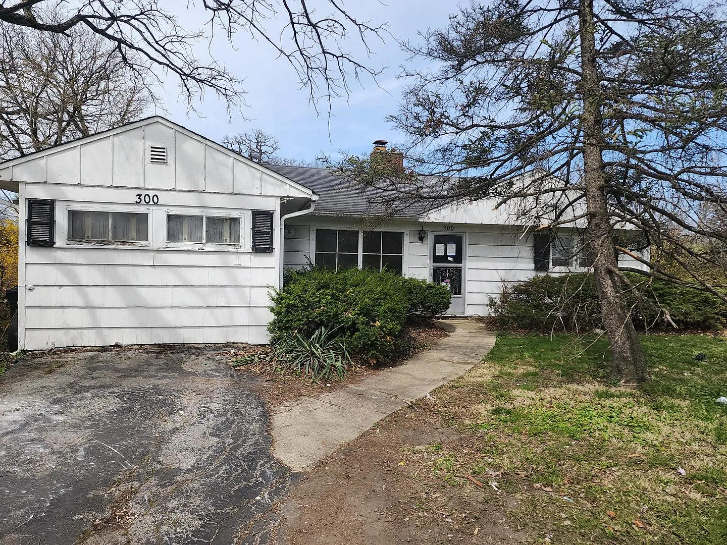 300 Oakwood St photo 1
