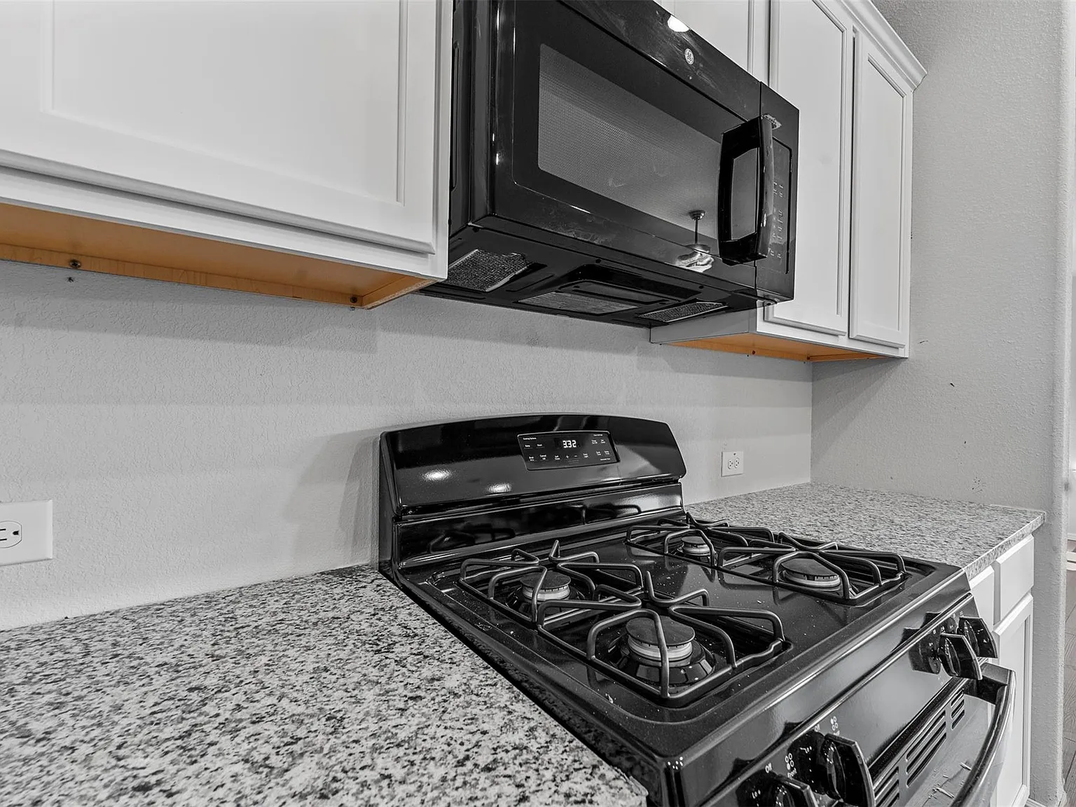 3 bed, 1921 sqft, $2,099 — Photo 3